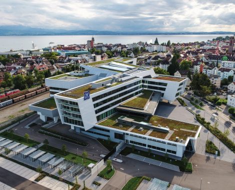 The ZF Forum, headquarters of ZF Friedrichshafen AG in Friedrichshafen on Lake Constance (Germany), provides office workplaces for up to 700 employees. In addition, an exhibition on the ground floor of the building offers an insight into the past, present and future of ZF, its products and technologies. // Das ZF Forum, die Hauptverwaltung der ZF Friedrichshafen AG in Friedrichshafen am Bodensee, bietet Büroarbeitsplätze für bis zu 700 Mitarbeiter. Zudem ermöglicht eine Ausstellung im Erdgeschoss des Gebäudes Einblicke in die Vergangenheit, Gegenwart und Zukunft von ZF, seiner Produkte und Technologien.